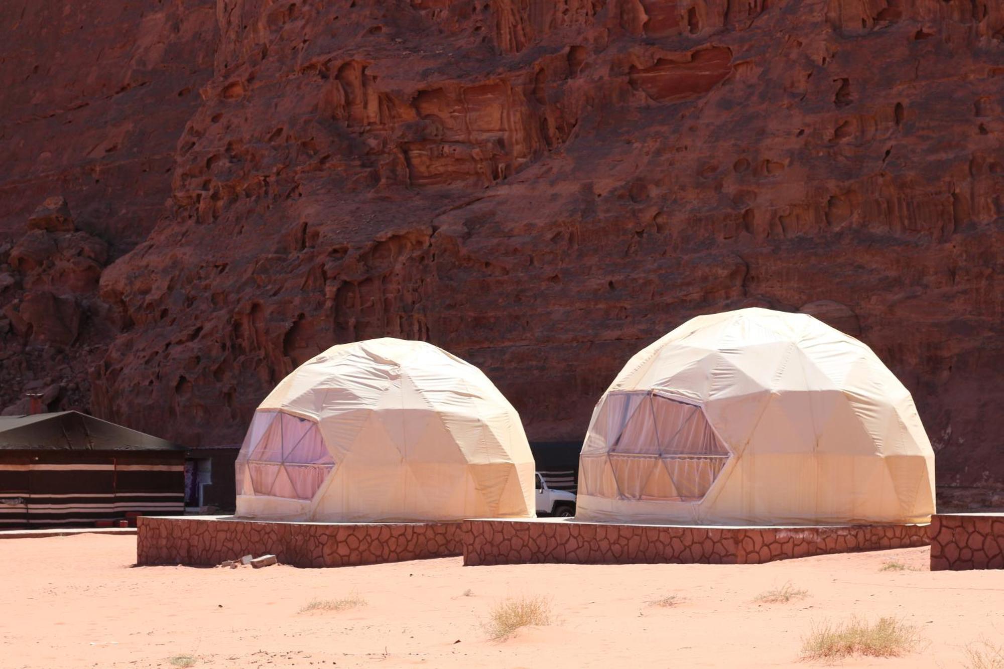 Wadi Rum Bubble Camp & Tour מראה חיצוני תמונה